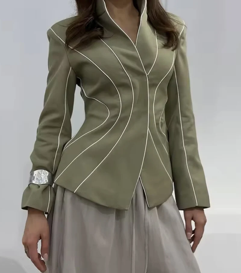 Damen Skulpturale Taillierte Blazerjacke mit Stehkragen und Zierpaspeln Drune