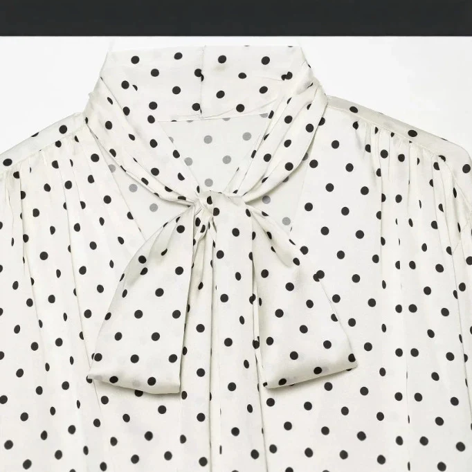 Damen Seidenoptik‑Bluse mit Schleifenkragen und Volantmanschetten Drune