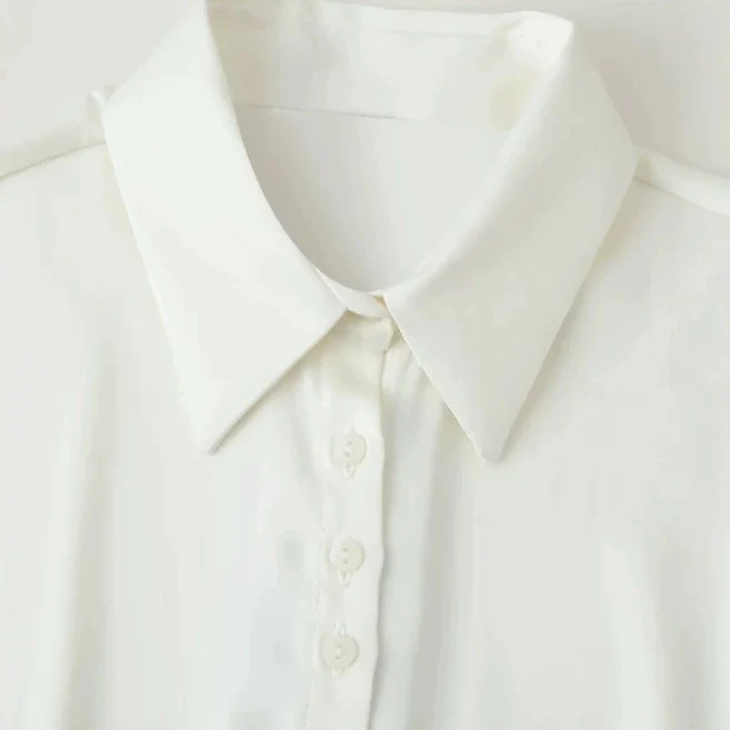 Damen Seidenähnliche Satinbluse mit durchgehender Knopfleiste und taillierenden Abnähern Drune