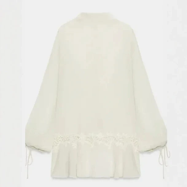 Damen Romantische Tunika‑Bluse mit Spitzenapplikation, Volantsaum und Ballonärmeln Drune