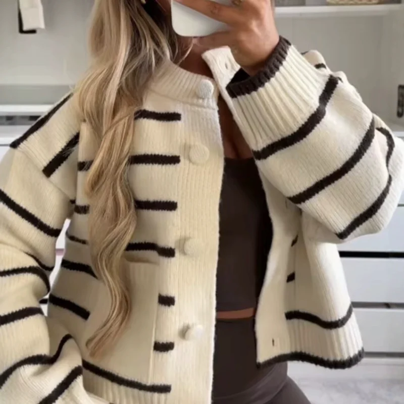 Damen Oversize Cropped‑Strickjacke im Blousonstil mit Kontraststreifen und großen Knöpfen Drune