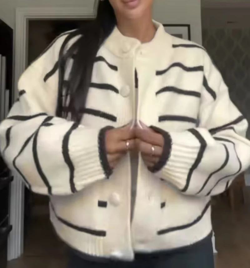 Damen Oversize Cropped‑Strickjacke im Blousonstil mit Kontraststreifen und großen Knöpfen Drune