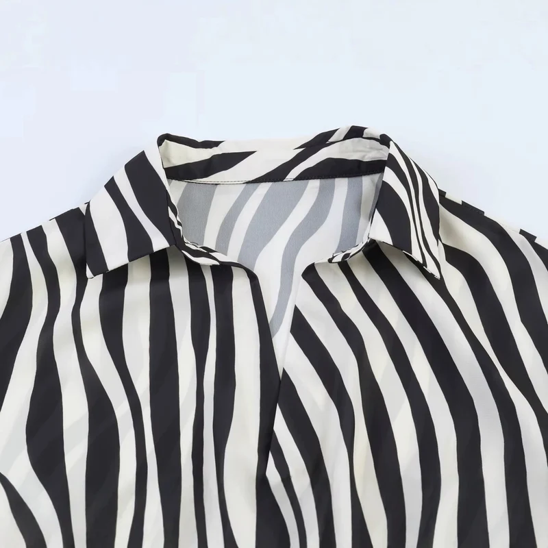 Damen Oversize-Satinbluse mit Hemdkragen, asymmetrischem Wickeleffekt und Federsaum Drune