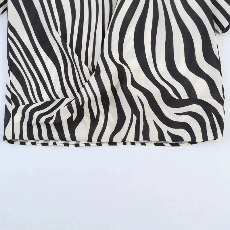 Damen Oversize-Satinbluse mit Hemdkragen, asymmetrischem Wickeleffekt und Federsaum Drune