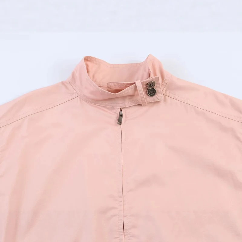 Damen Kurzjacke im Safari‑Stil mit Stehkragen, Kängurutaschen und Kordelzug Drune