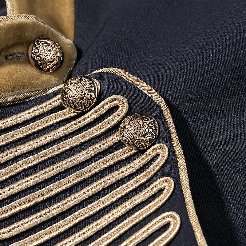 Damen Kurzblazer im Marschall-Stil mit verzierten Goldgalons und Stehkragen Drune